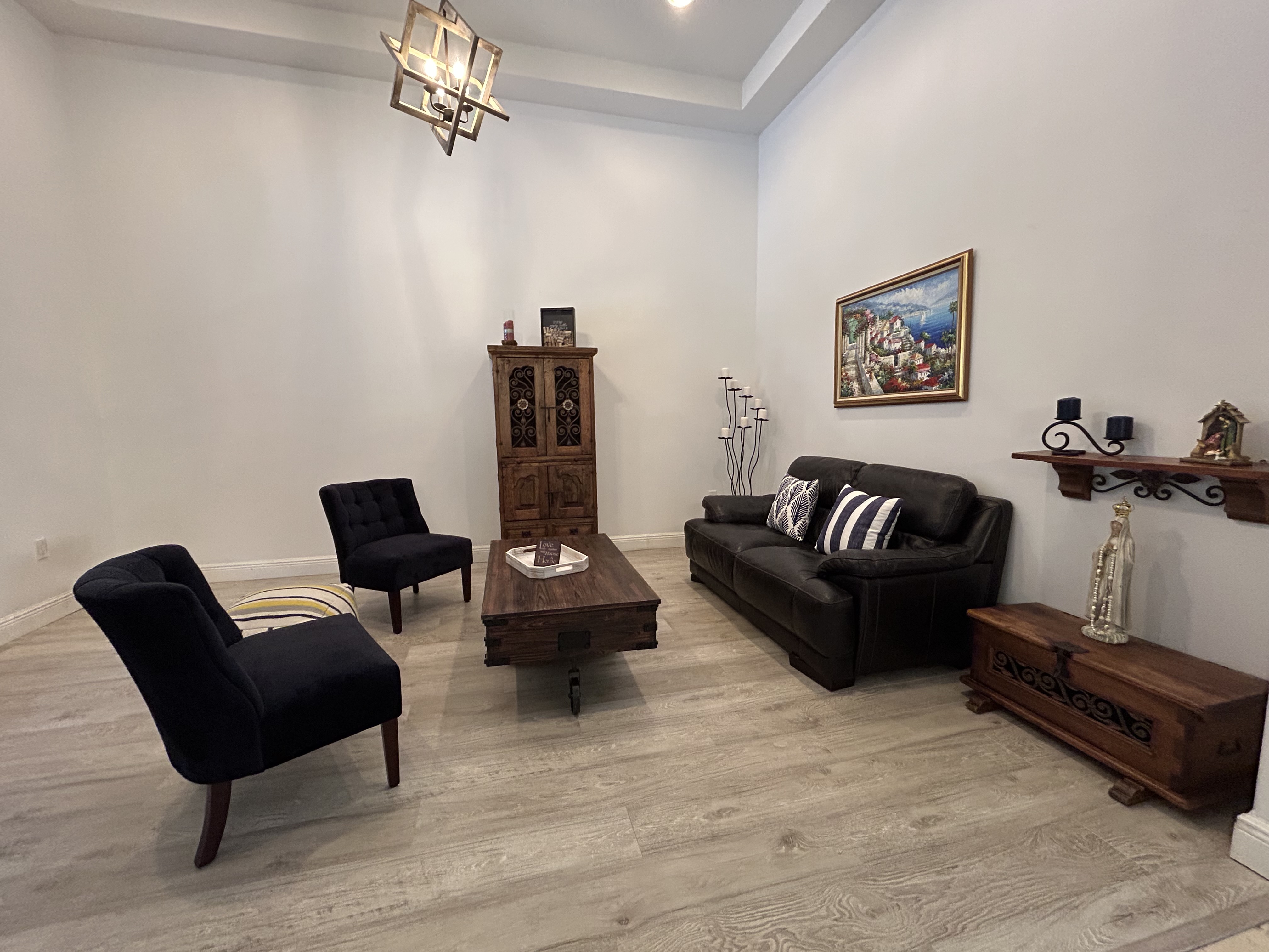 Open family room and kitchen, single storey, no stairs